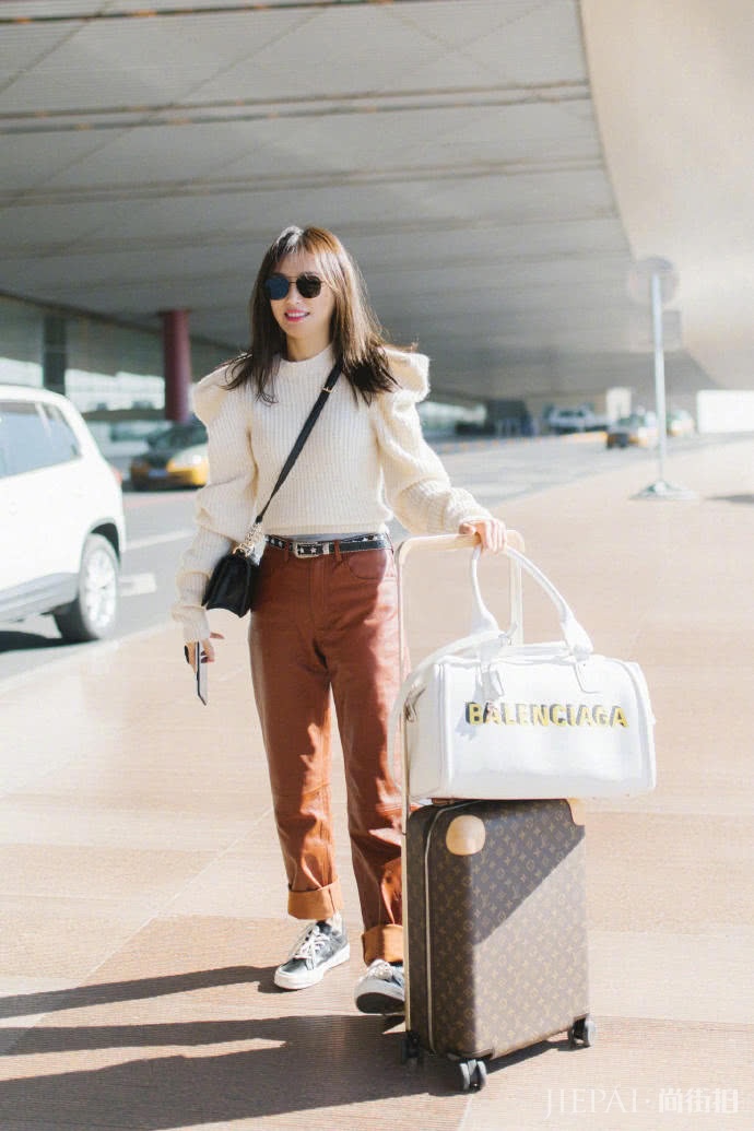 秦岚穿大廓形羽绒服酷又美,冬季保暖穿搭可以学她的搭配哦